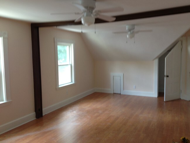 LIVING/DINING ROOM - 15 Columbus Ave Apartments