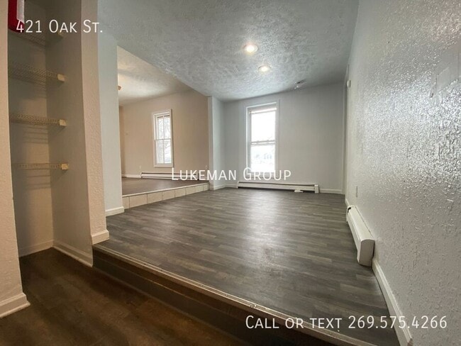 Building Photo - 421 Oak St