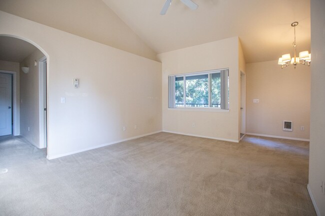 Foto del edificio - *** Desired Lake Oswego 3 bedroom Condo Av...