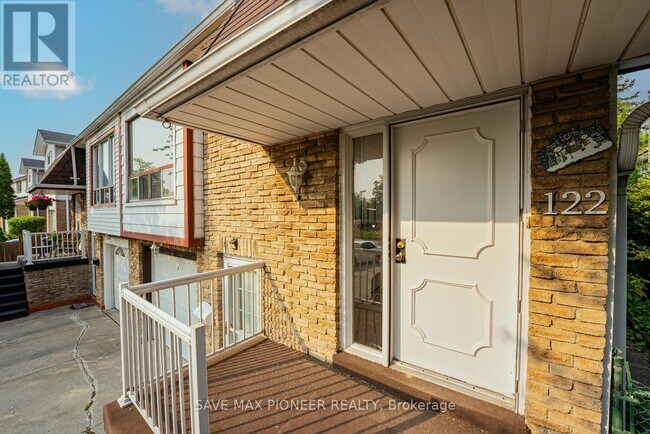 Building Photo - 122 Centre St N