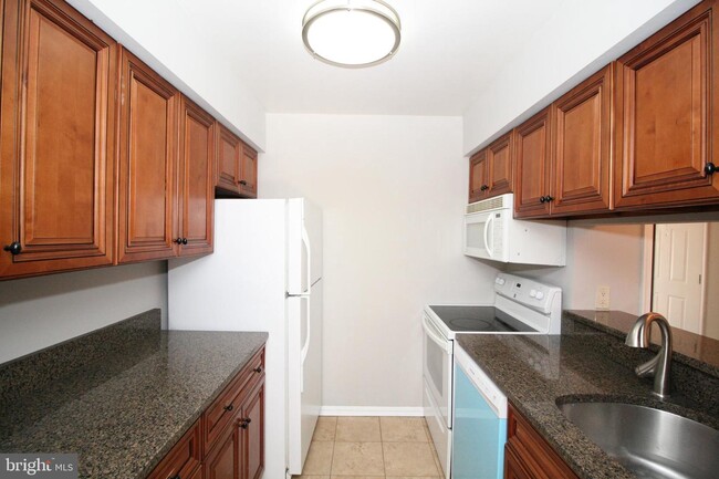 Building Photo - 1603 Carriage House Terrace
