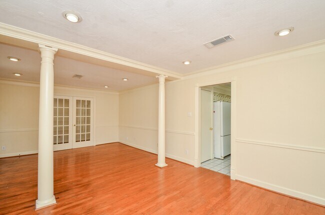 Building Photo - 6611 Cypress Point Dr