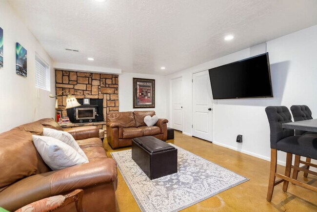 Foto del edificio - 2750 Glen Heather Ave