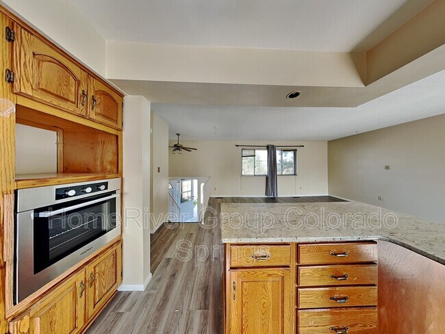 Foto del edificio - 1051 Hathaway Dr