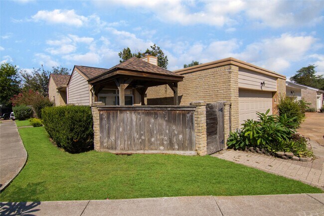 Foto del edificio - 910 Fleetwood Pl Dr