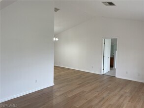 Building Photo - 9758 Country Oaks Dr
