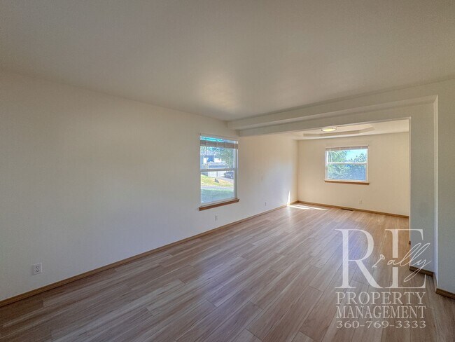 Building Photo - Immaculate Bremerton Home with Expansive Yard, Multiple Living Areas & Designer Kitchen