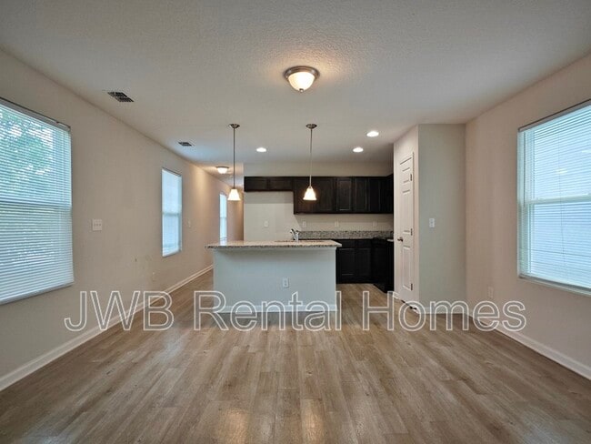 Building Photo - 1250 Mull St