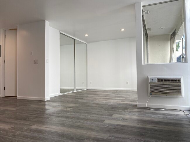 Building Photo - 1627 N Poinsettia Pl