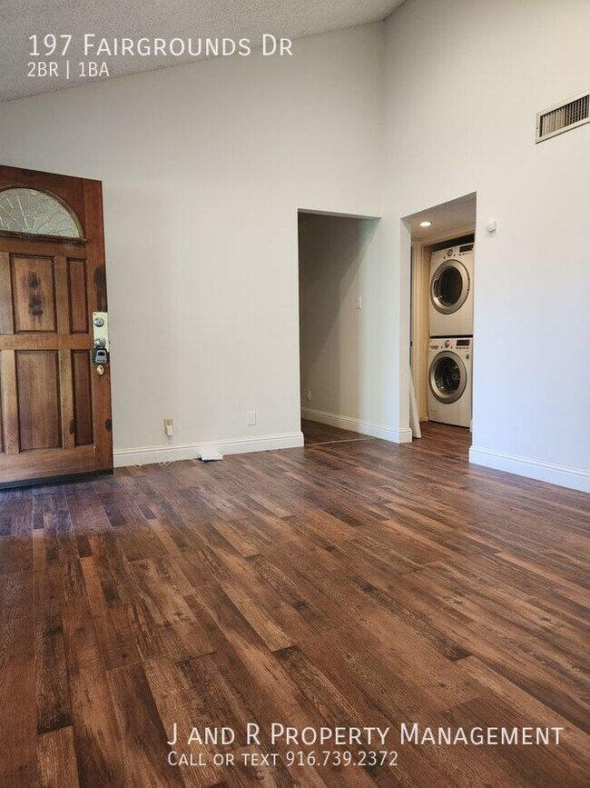 Building Photo - 2 bed off Broadway