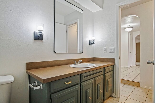 Building Photo - Beautifully Renovated 3bed/  2bath in Del city!   Bonus room in the Master bedroom!!