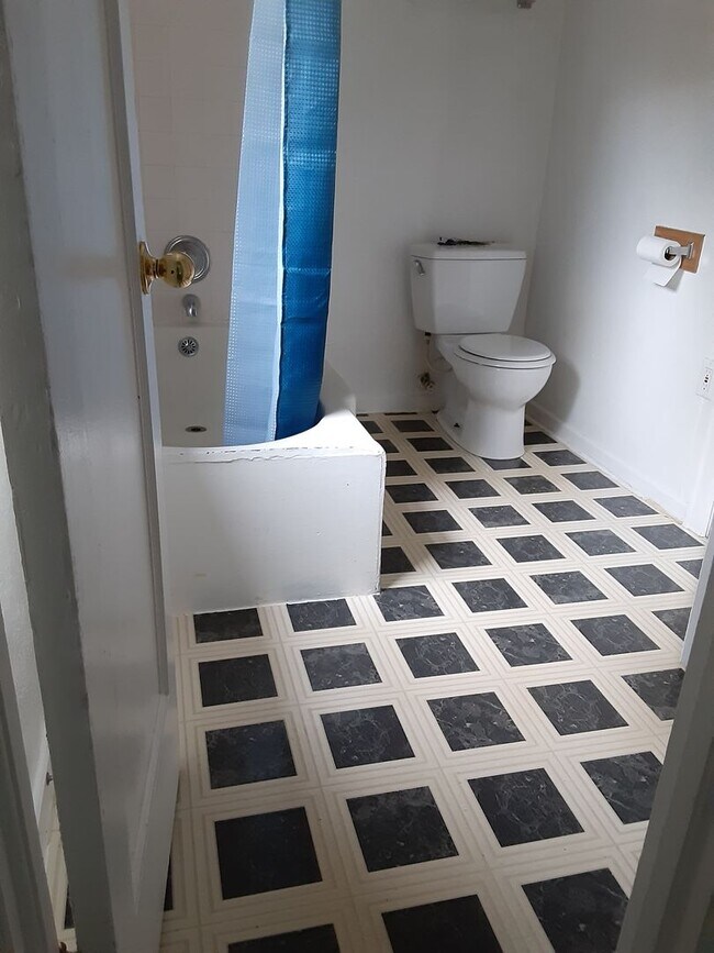 Building Photo - Available Now: 2 Bedroom and 1 bath house ...