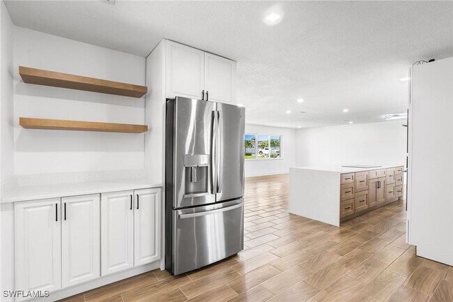 Foto del edificio - 1041 N Waterway Dr