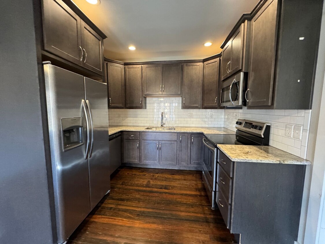 Foto principal - 201 E Fifth St