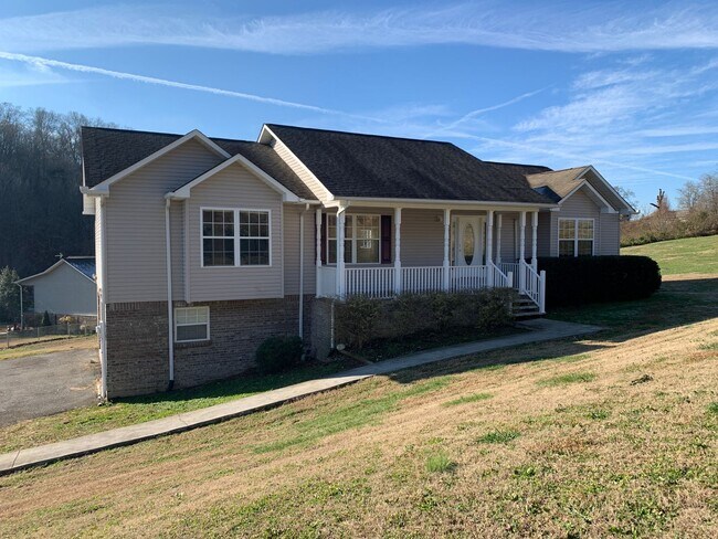 Building Photo - 3 Bedroom 2 Bath Home w/Garage in Boyds Creek