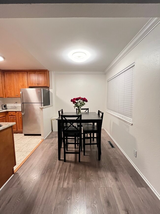 Dining area - 2316 Lakeshore Ave