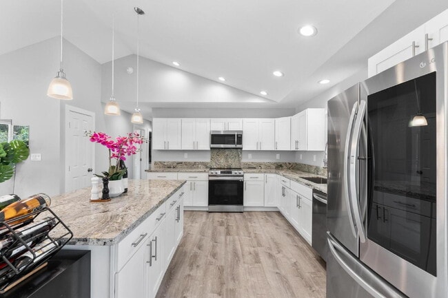 Building Photo - Move-In Ready, 3-Bedroom Fully Furnished Retreat with 3 Bathroom in Keaau Paradise!"