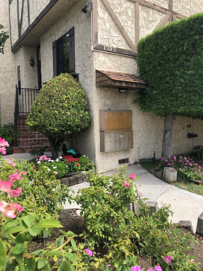 Building Photo - 1737 Peyton Ave