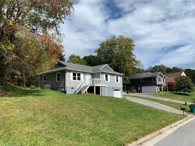 Building Photo - 4 Bedroom, 3 Bath House with 1 Car Garage