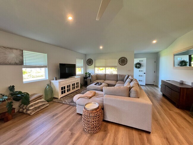 Building Photo - 3 Bedrooms ~ Fully Furnished with Ocean Views