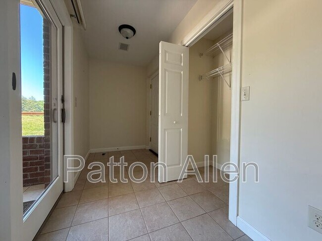 Foto del edificio - 1465 S Lakeshore Dr