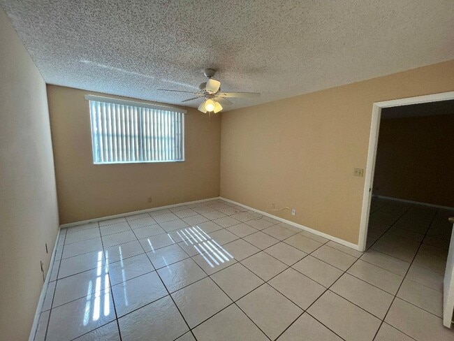 Foto del edificio - 2885 SW 22nd Ave