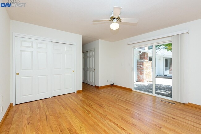 Building Photo - 839 Solana Dr