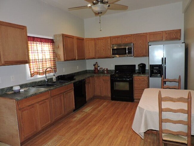 Building Photo - 1 br, 1.5 bath House - Down 6494 Jenkins Lane