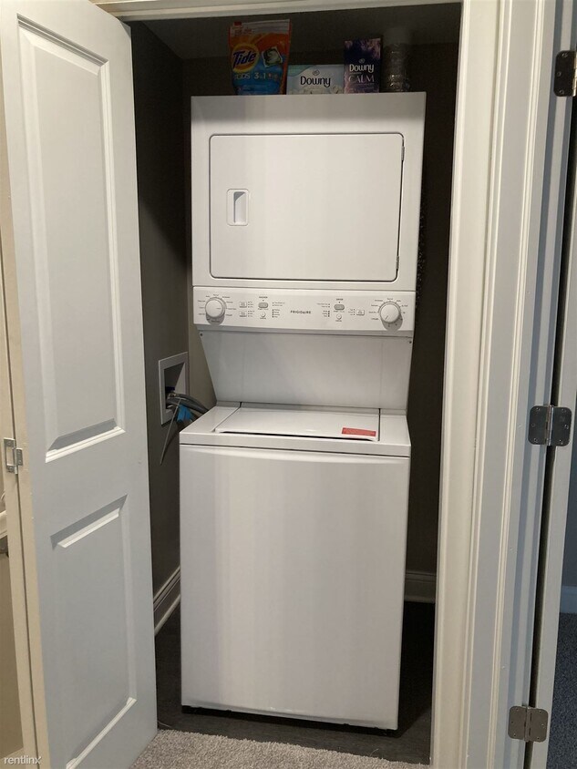 Building Photo - 1 br, 1 bath Townhome - THE Q #103