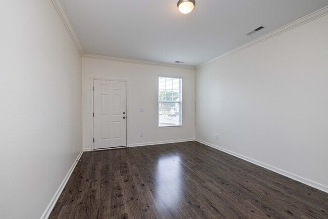 Building Photo - Stunning 3-Bedroom in Northwestern School District with Pool Access & Garage | AUGUST MOVE IN SPE...