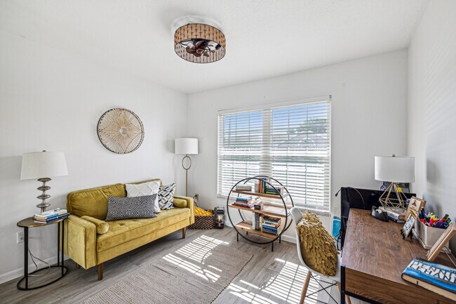 Building Photo - 4903 Myrtle Oak Dr