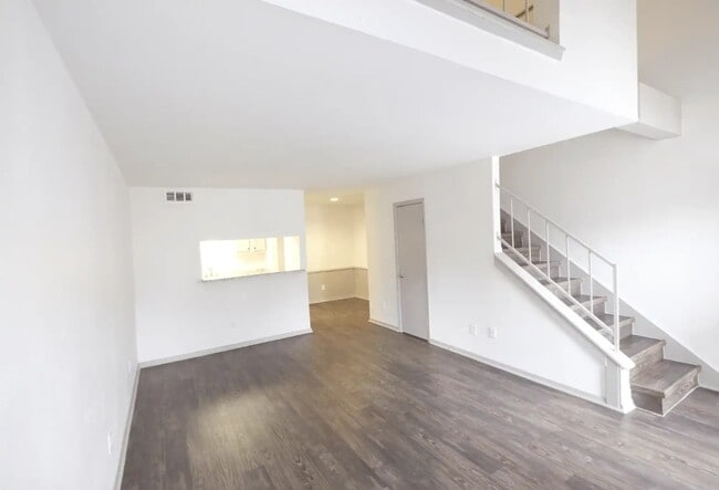 Building Photo - 1124 Rutland Dr