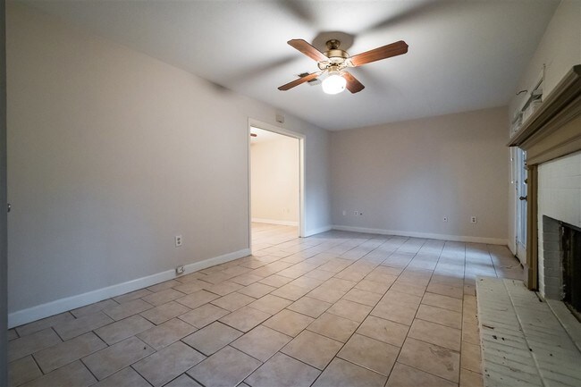 Foto del edificio - 1319 Roxbury Ct