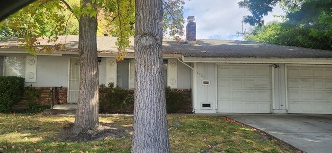 Foto del edificio - 5929 Lake Crest Way