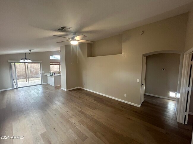 Foto del edificio - 120 W Mohawk Ln