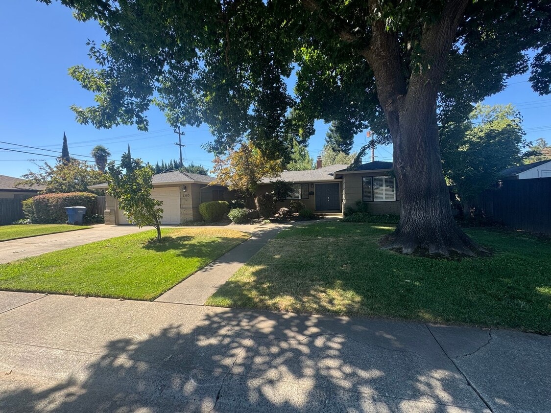 Foto principal - 3 bedroom | 2.5 bathroom | Single family i...
