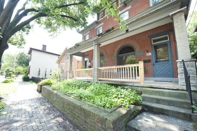 Building Photo - 2 br, 2.5 bath Townhome - 305 E Sycamore St