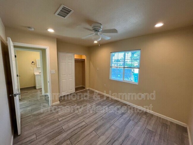 Foto del edificio - 12110 Bromont Ave