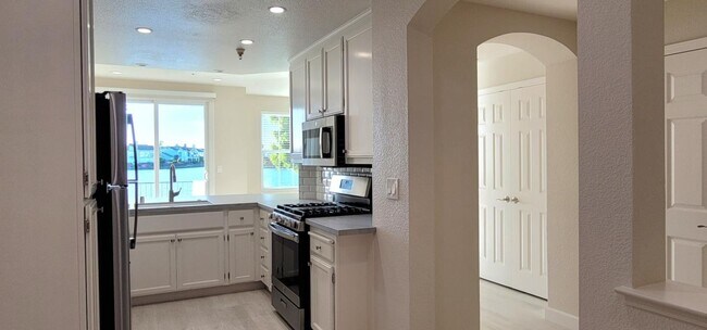 Building Photo - 400 Baltic Cir