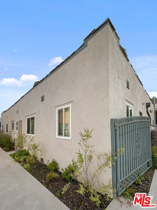 Foto del edificio - 5015 Edgewood Pl