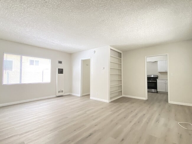 Building Photo - Newly Renovated Studio with Parking and La...