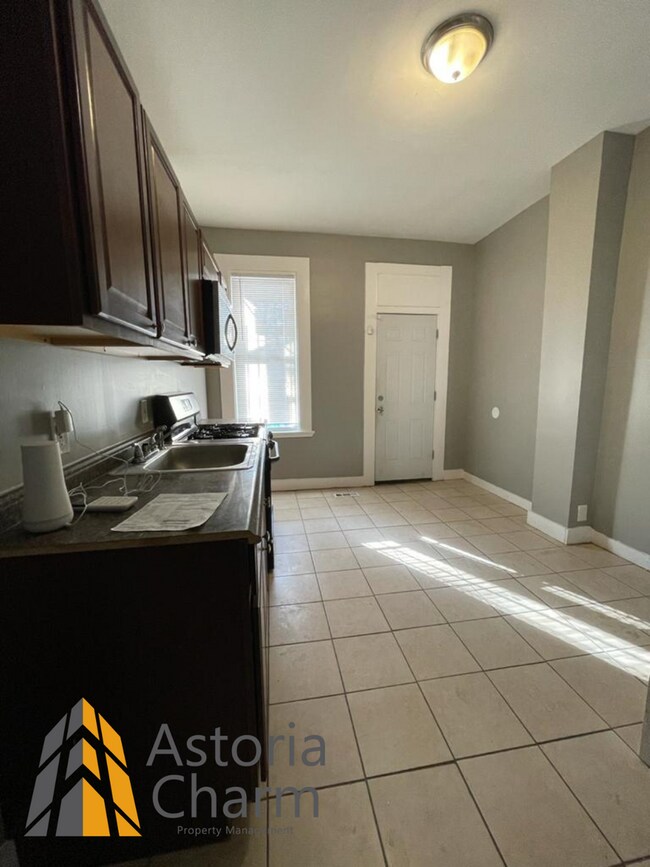 Building Photo - 3 Bedroom 1.5 Bath Spacious Bedrooms on Ashburton Street