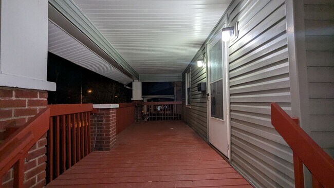 Building Photo - Charming 3-bedroom, 1-bathroom home located in the vibrant city of Akron