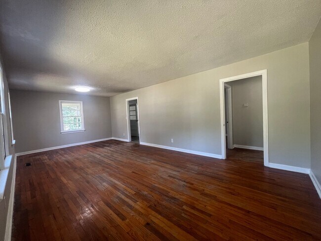 Foto del edificio - 3 bedroom 1 bathroom single level home