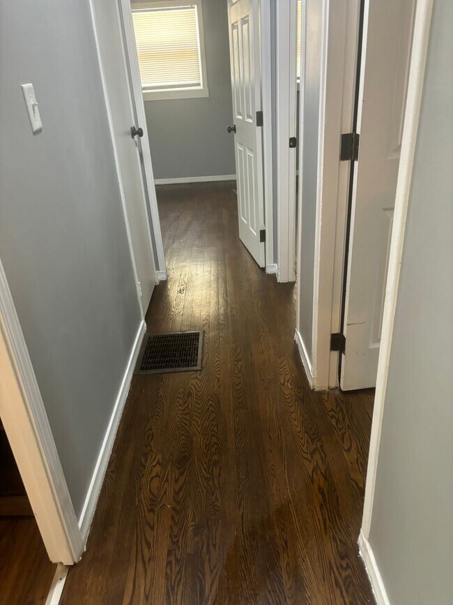 Foto del edificio - For Rent: 3 Bedroom, 1 Bath – Joliet, IL