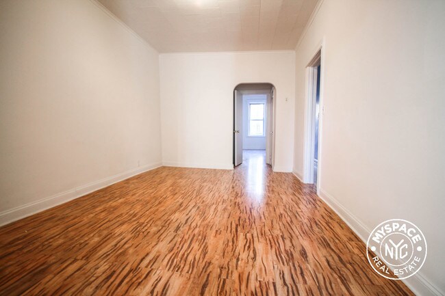 Foto del edificio - 5905 Myrtle Ave