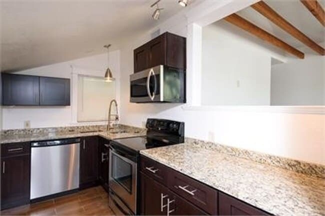 Foto del edificio - CHARMING 2 BEDROOM, 1 BATH HOME WITH SPACI...
