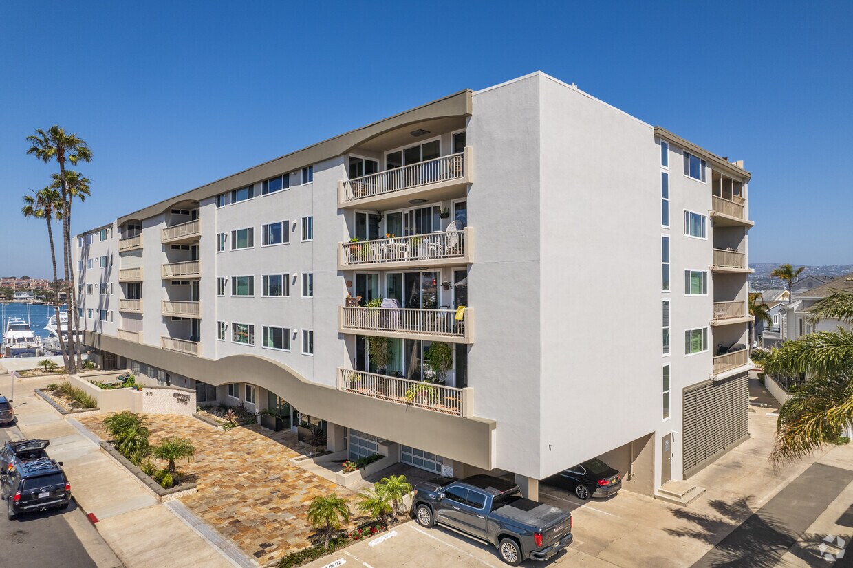 Foto principal - Newport Bay Towers