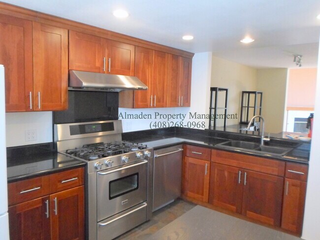 Foto del edificio - Great Location! Two Story Townhome in Berr...