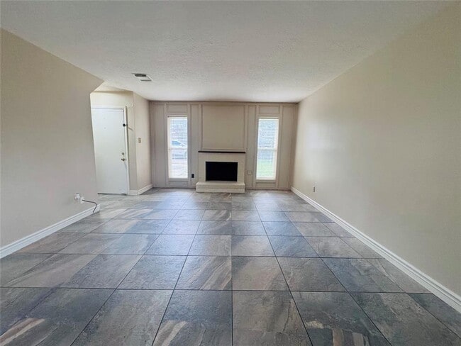 Building Photo - 10810 Sugar Hill Dr